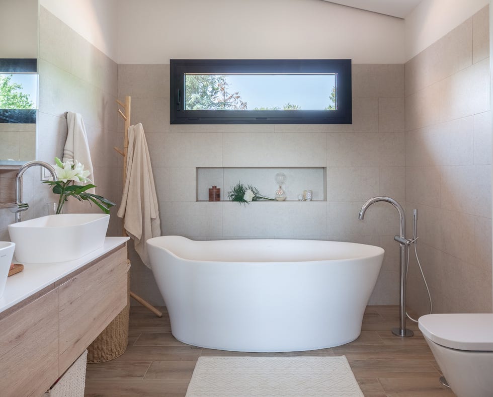baño con bañera exenta blanca