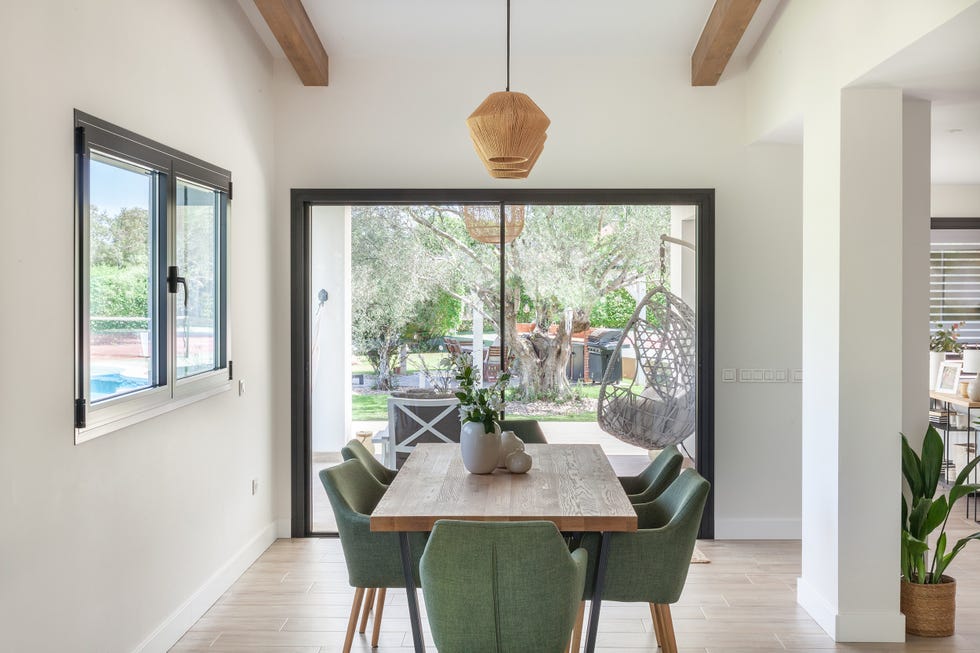 mesa de comedor de madera y sillas verdes