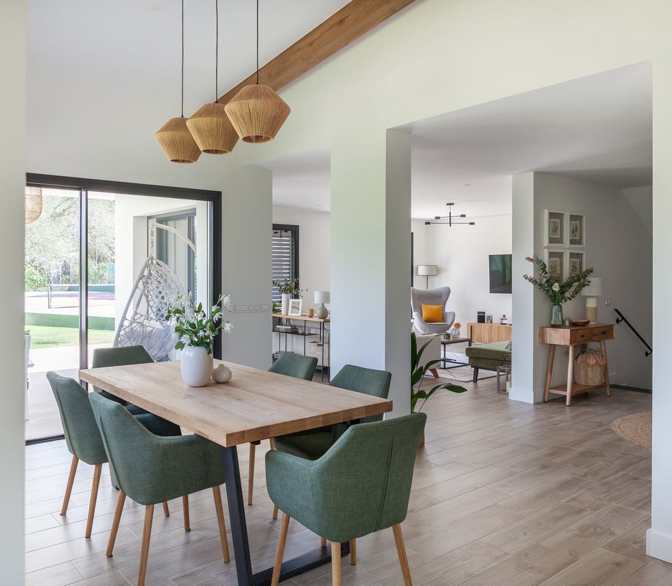 mesa de comedor de madera y sillas verdes