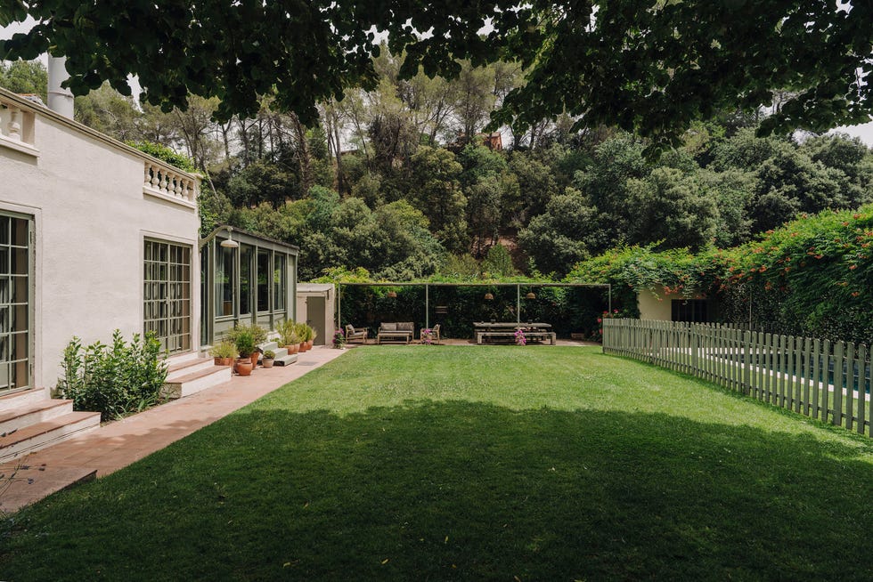 casa de campo con jardín