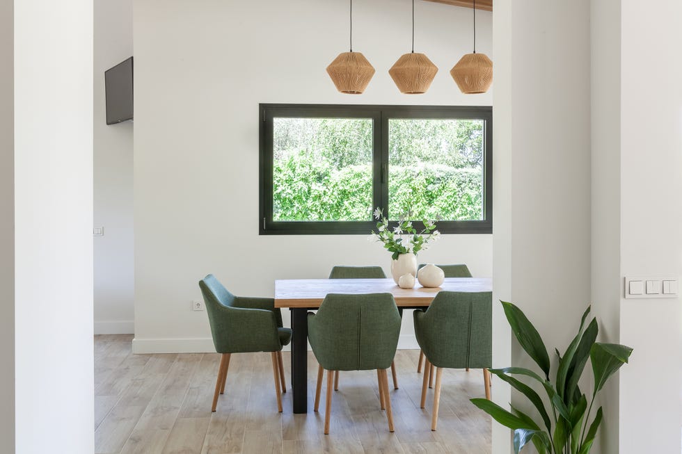 mesa de comedor de madera y sillas verdes