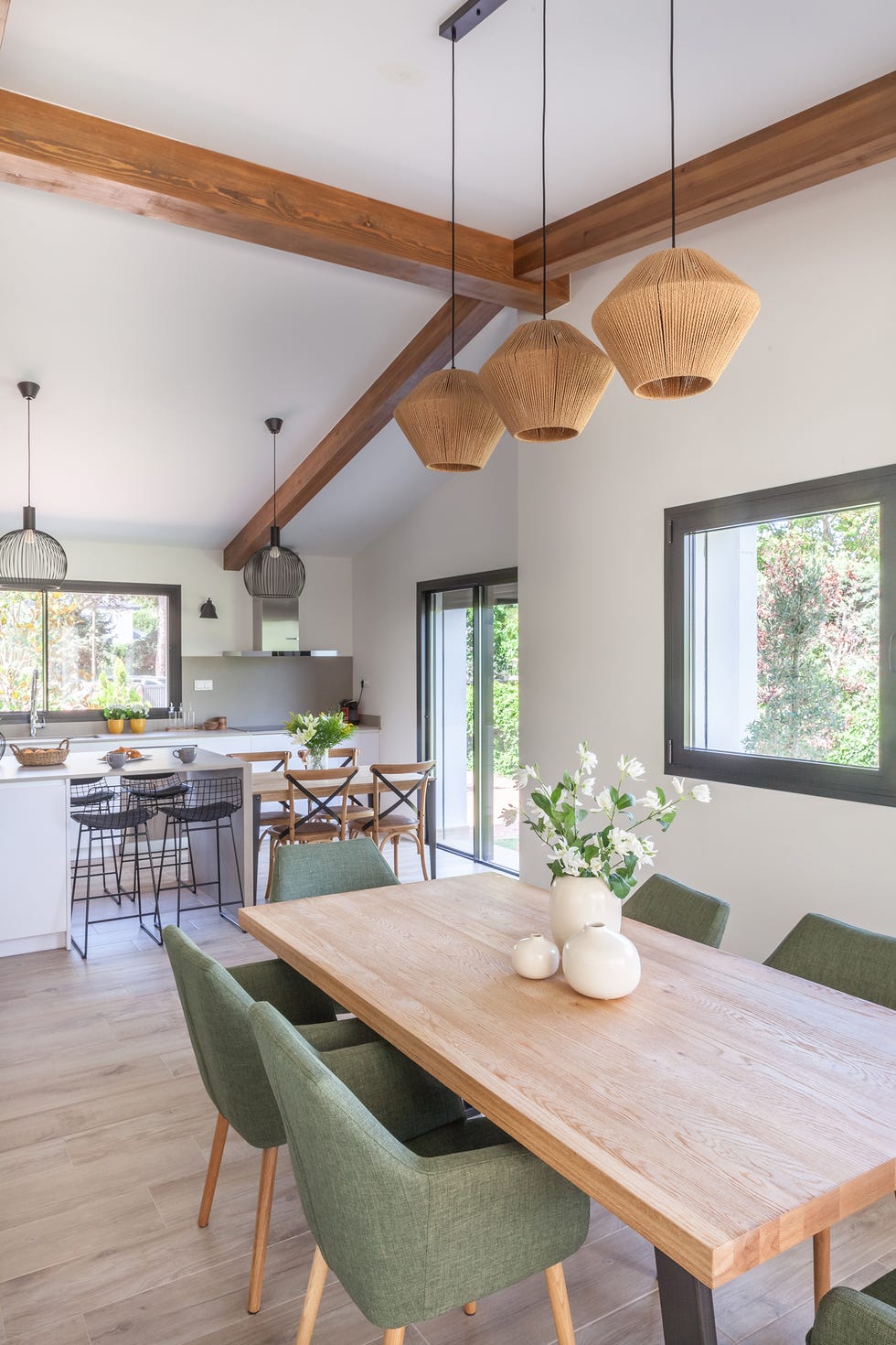 mesa de comedor de madera y sillas verdes
