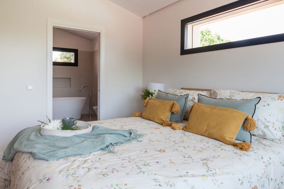 dormitorio con baño en suite