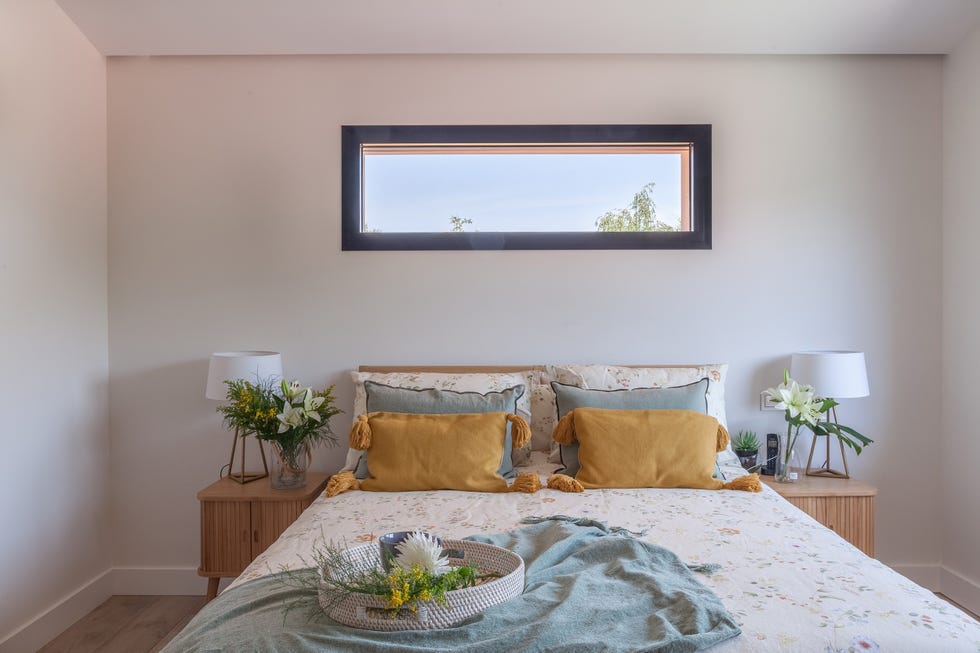 cama con dos mesillas de madera