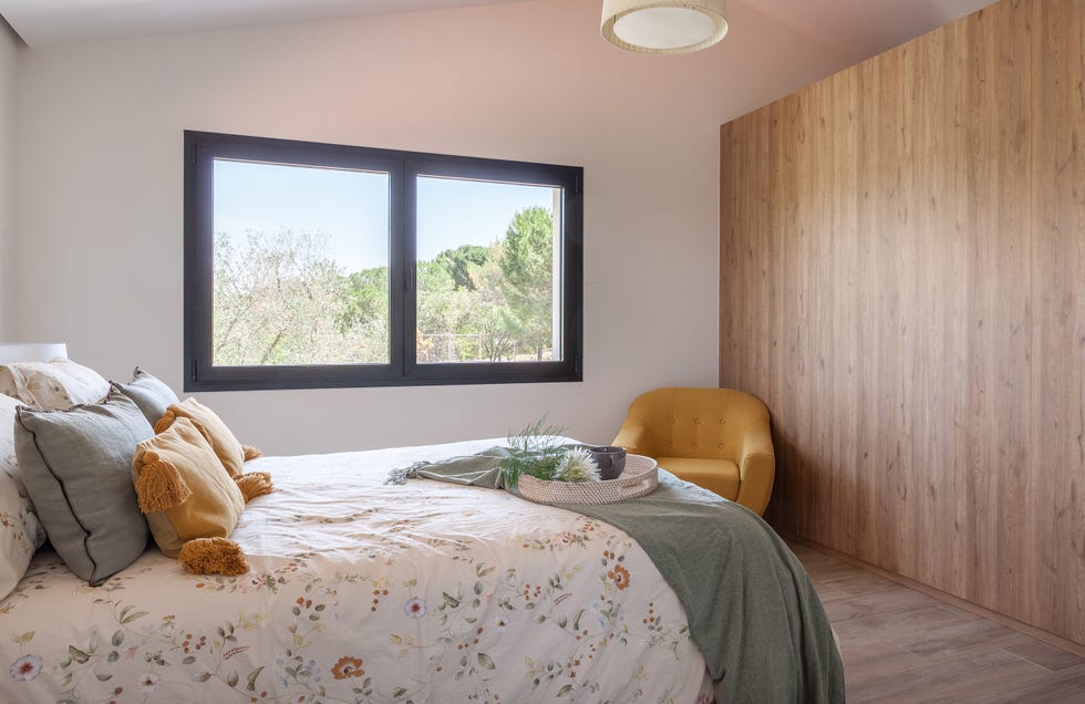 dormitorio con armario de madera