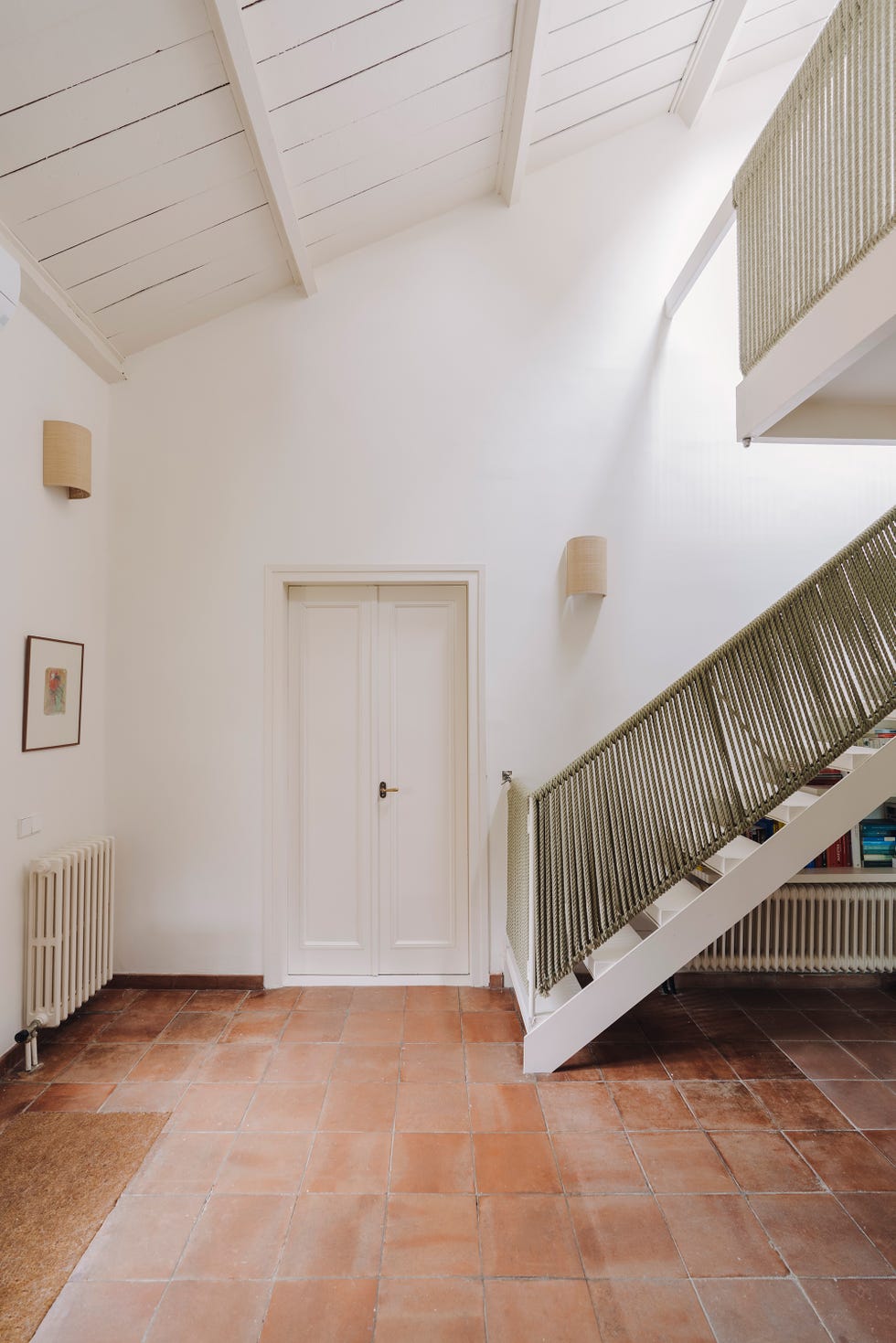 escalera con barandilla de cuerda verde