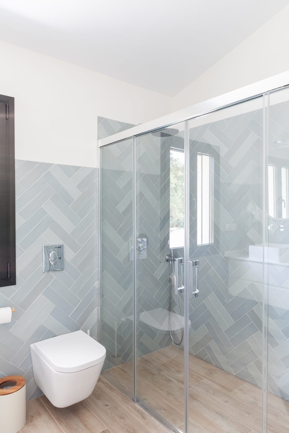 baño con azulejos en espiga azules