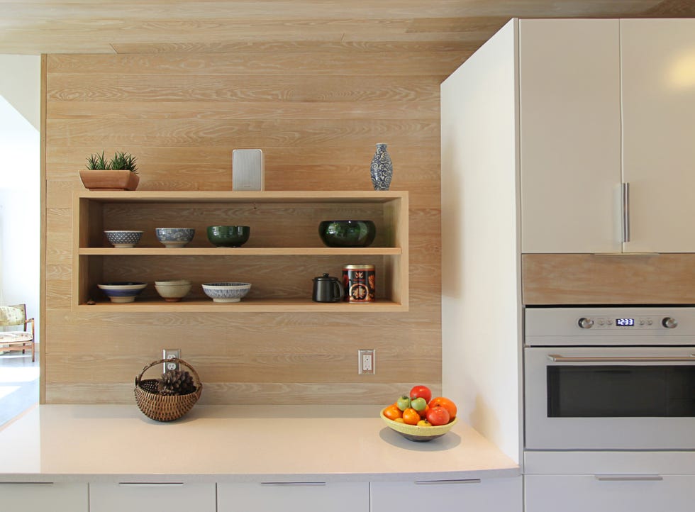 cocina moderna diseñada en blanco y madera