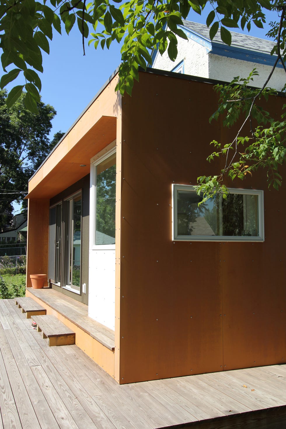 casa con pabellón de construcción sostenible con acceso al jardín
