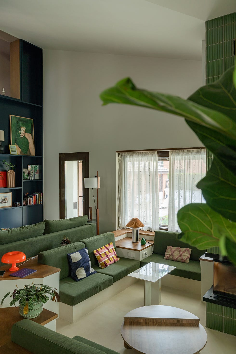 salón con sofás verdes de obra