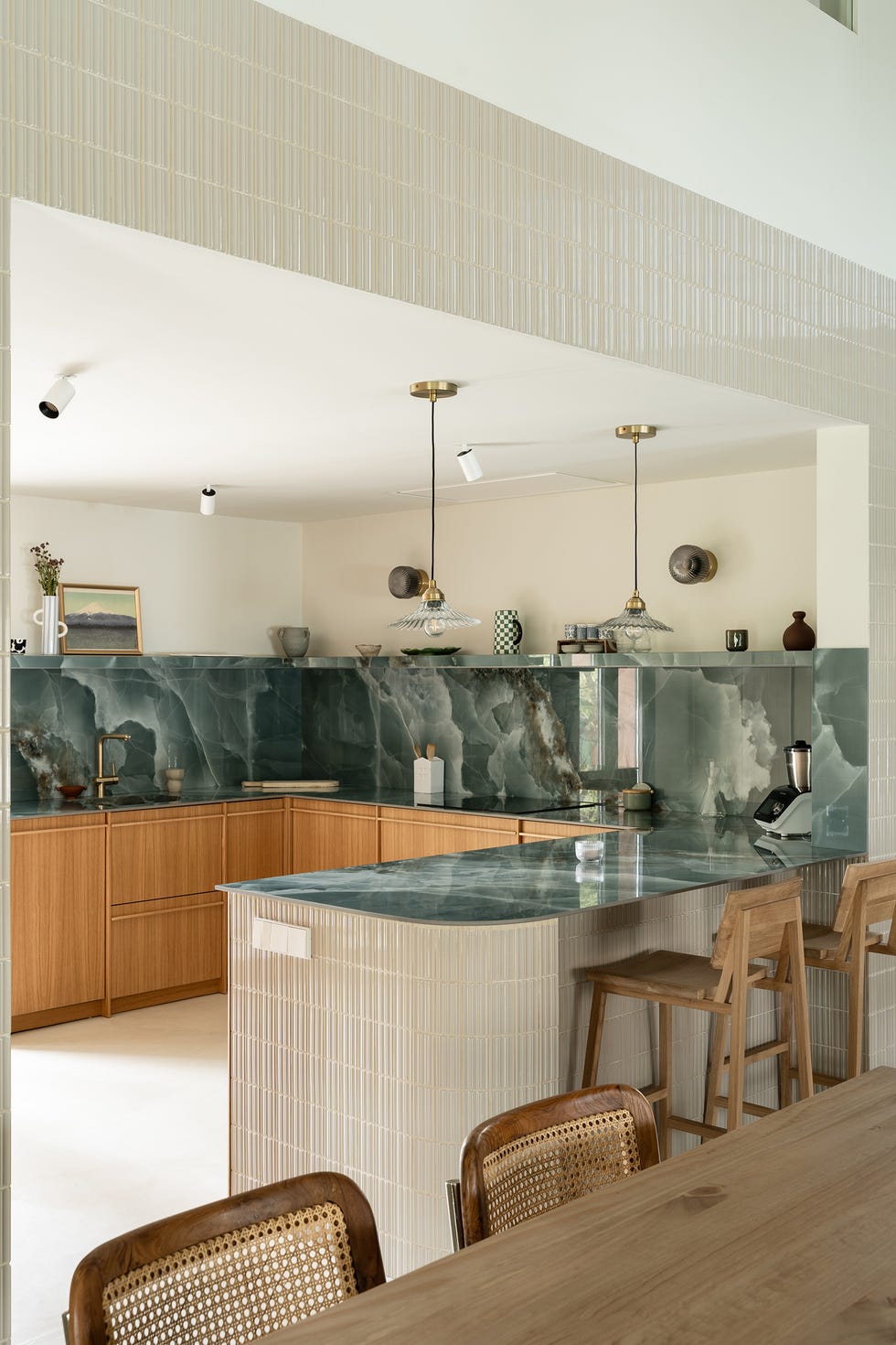 cocina con barra de desayunos