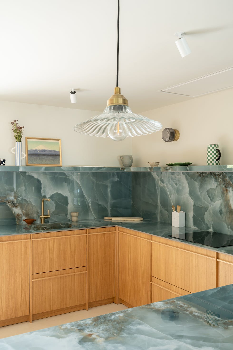 cocina en l con frentes de madera y encimera de piedra azul