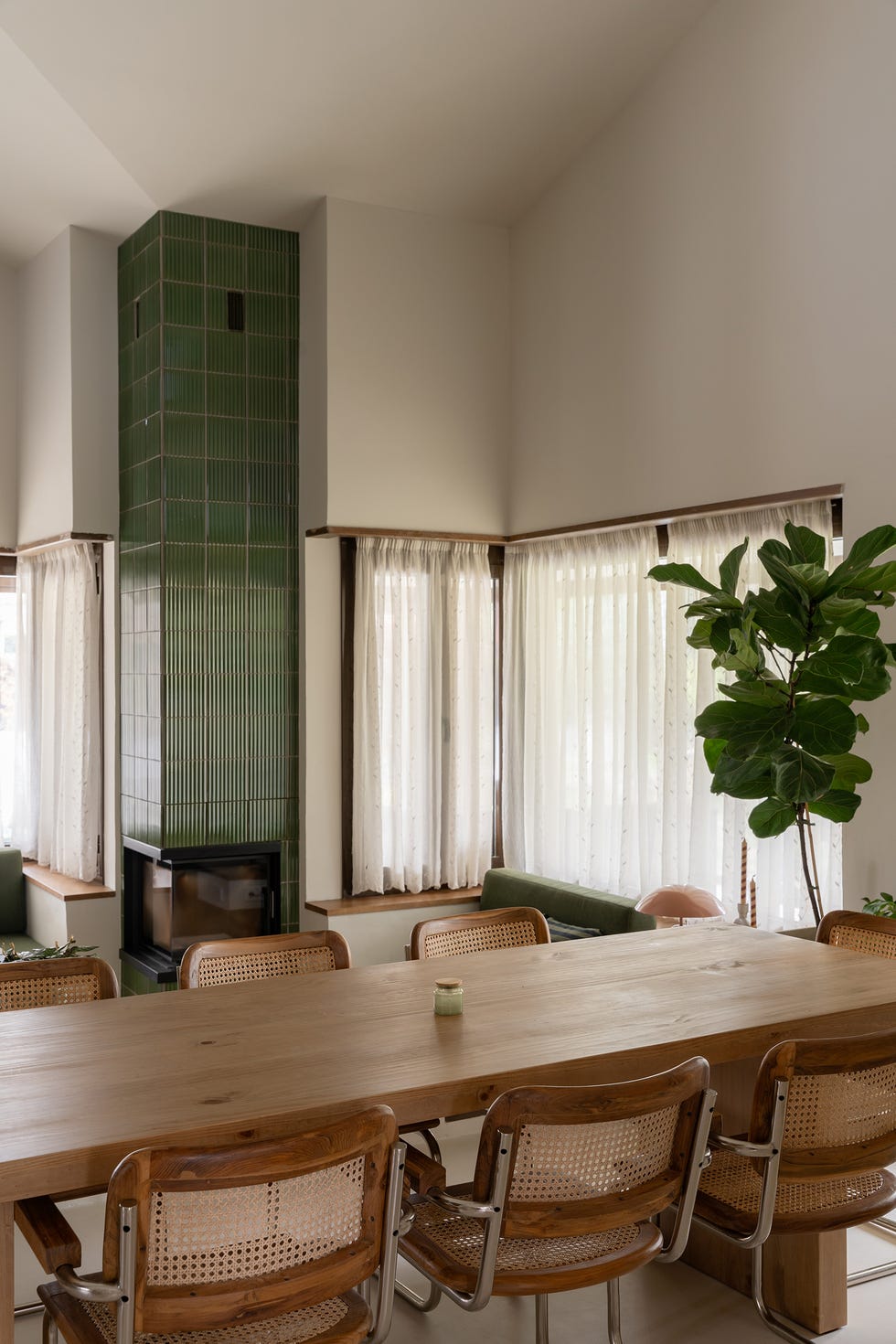 mesa de comedor de madera con sillas cesca