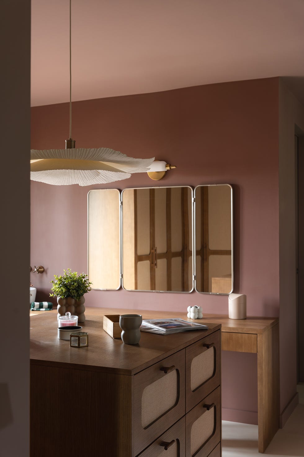vestidor con muebles de madera y frentes de rejilla