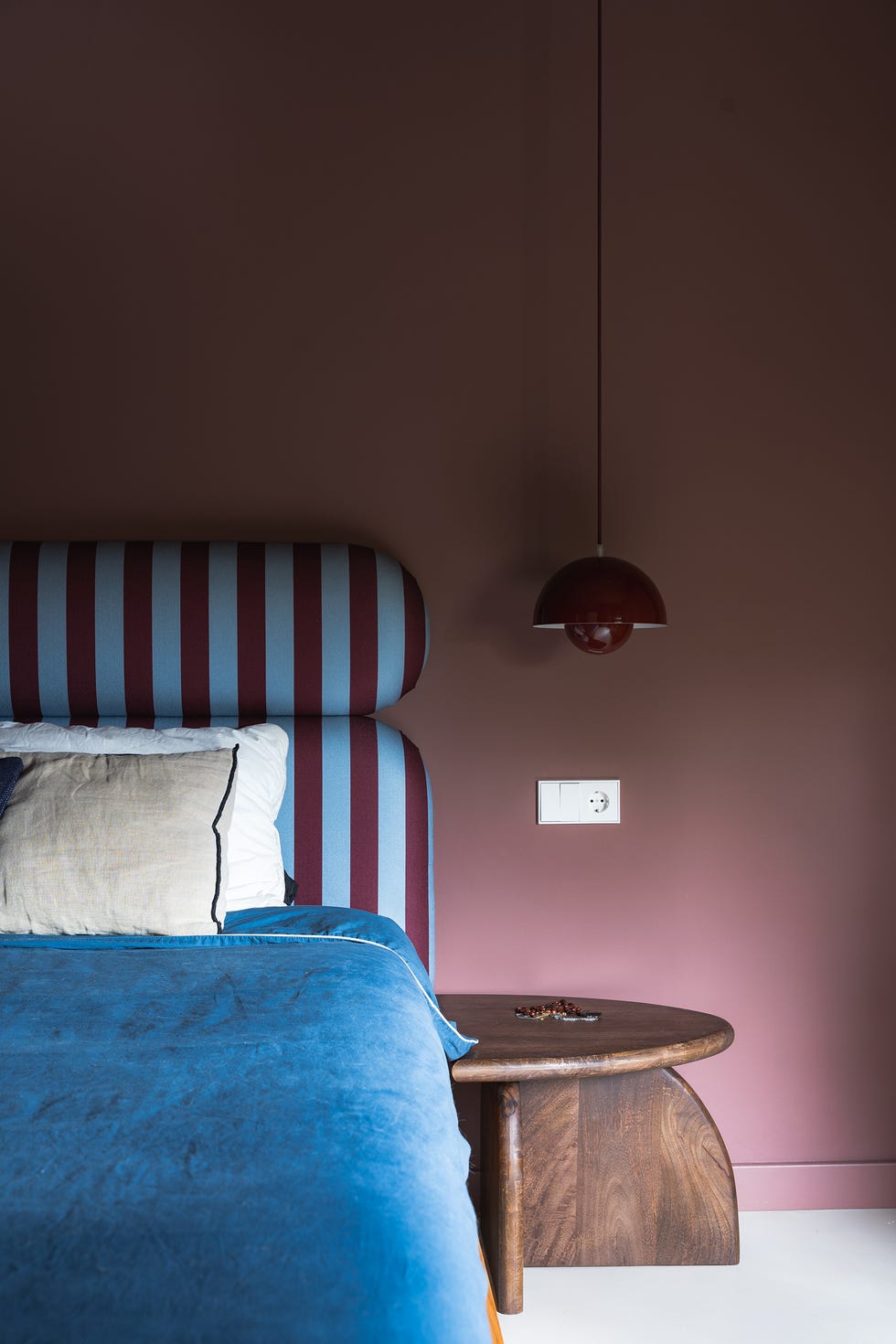 cama con cabecero a rayas burdeos y azul