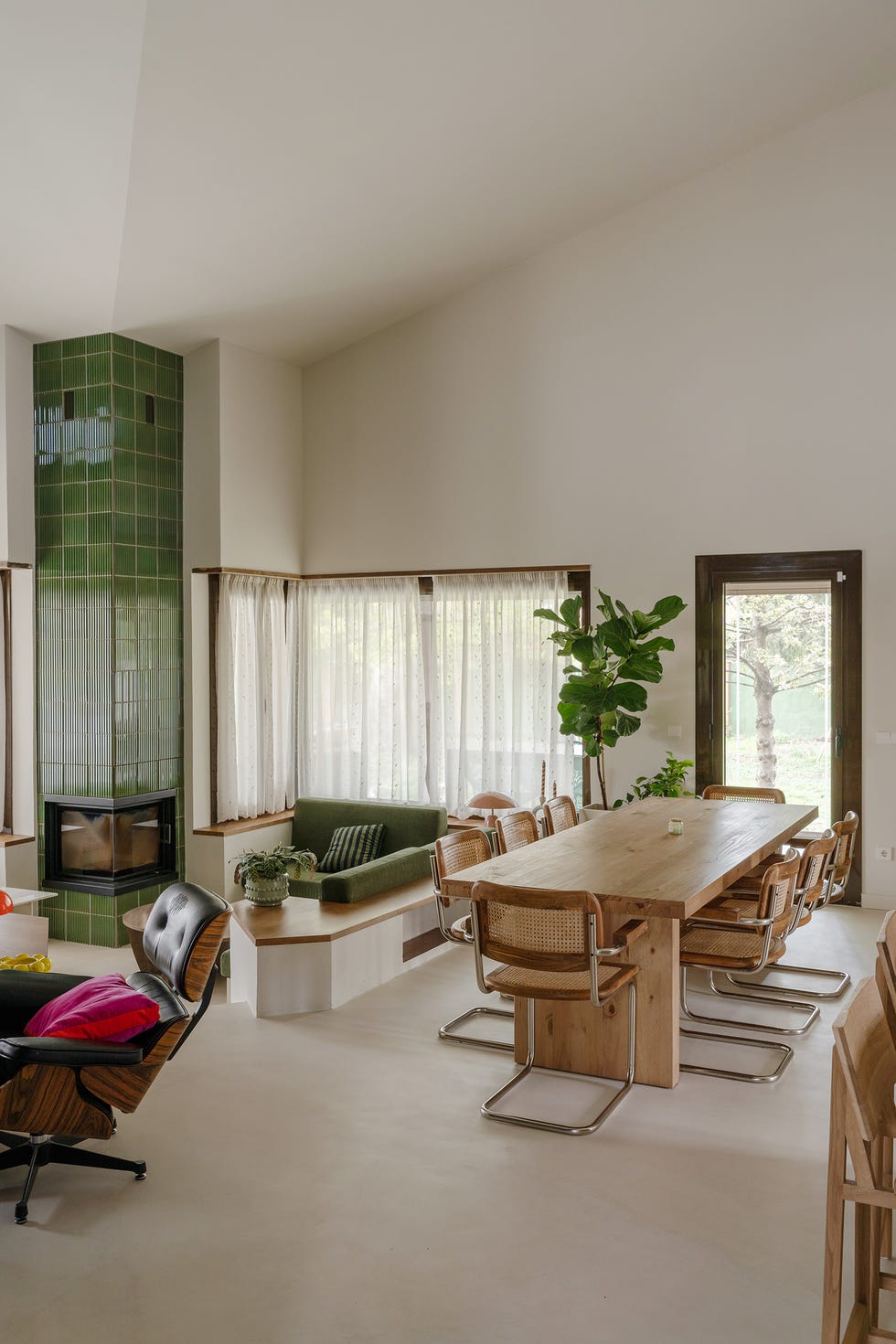 salón comedor con chimenea