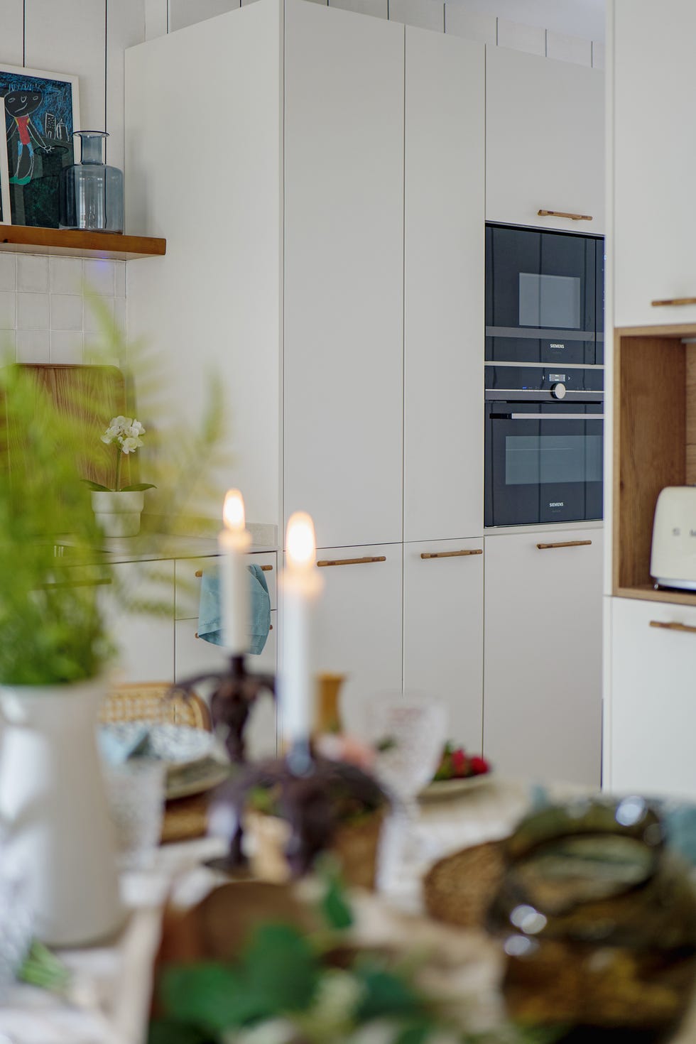 cocina con armarios blancos de suelo a techo