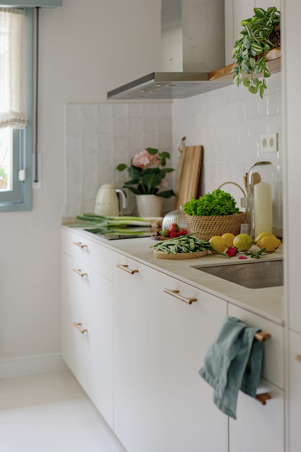 cocina blanca con encimera de piedra
