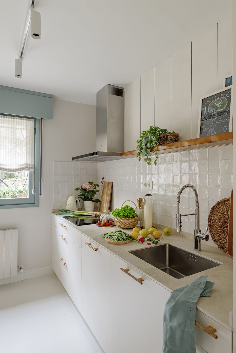 cocina blanca con encimera de piedra