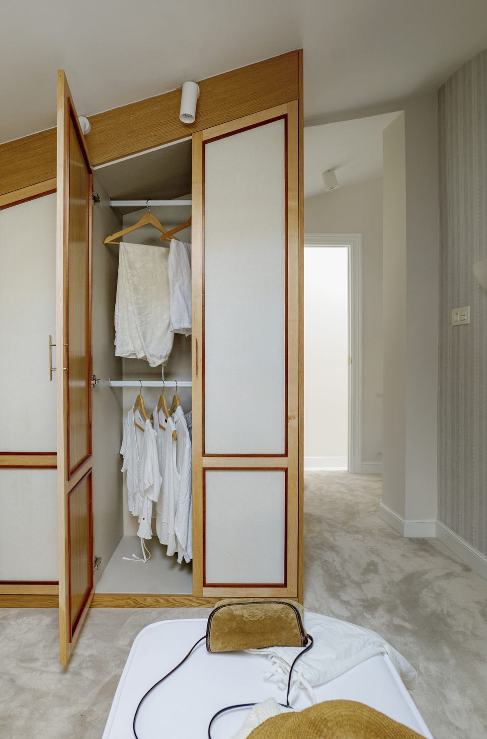 vestidor con armarios de madera