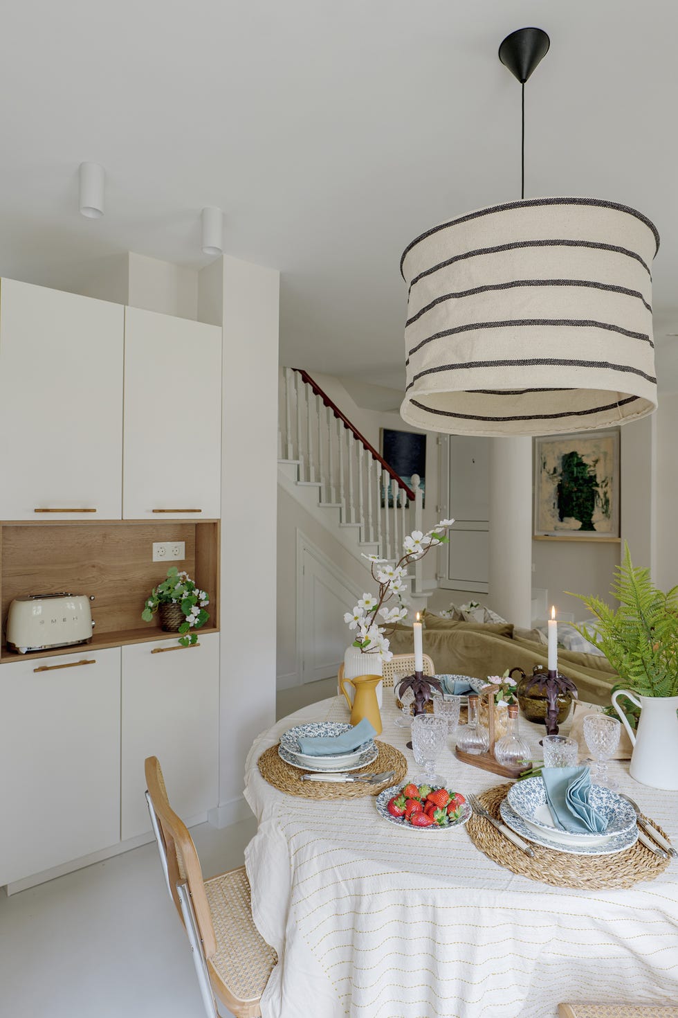 cocina blanca con office