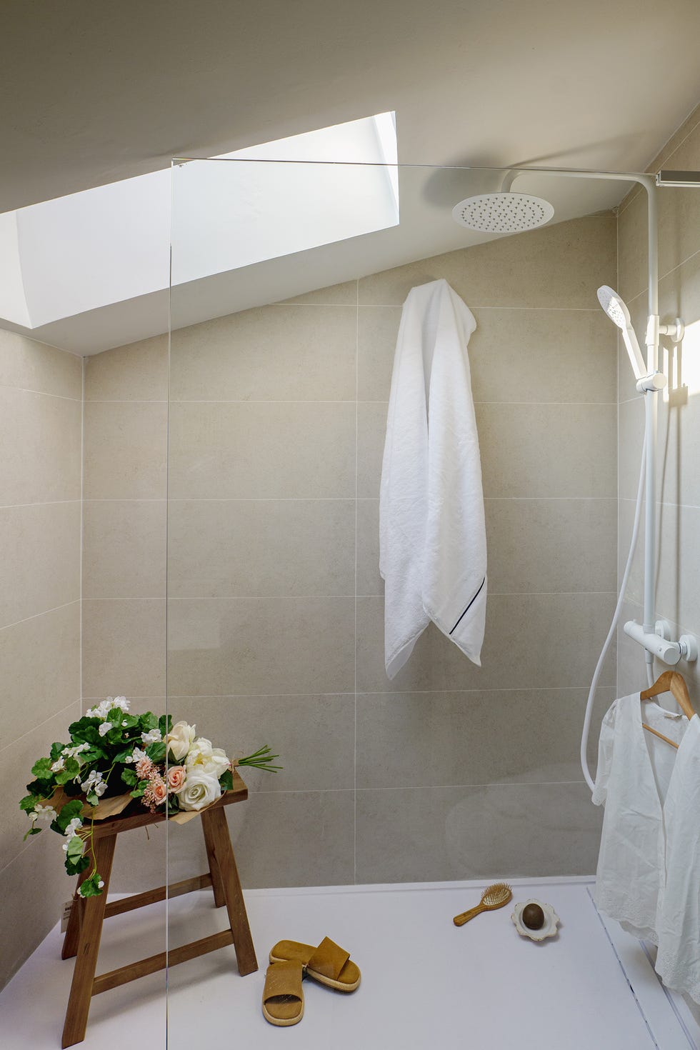 baño abuhardillado con ducha