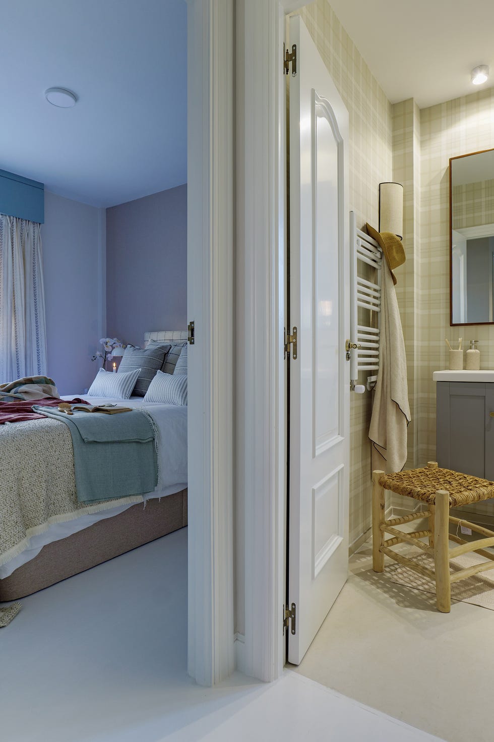 dormitorio con baño en suite