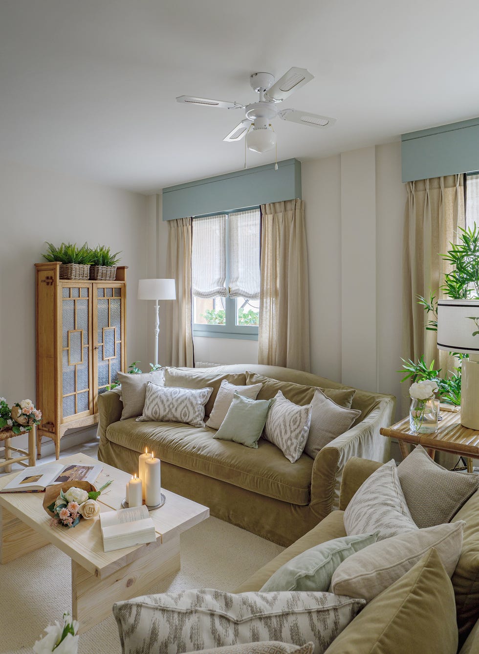 salón con dos sofás de terciopelo y mesa de centro de madera