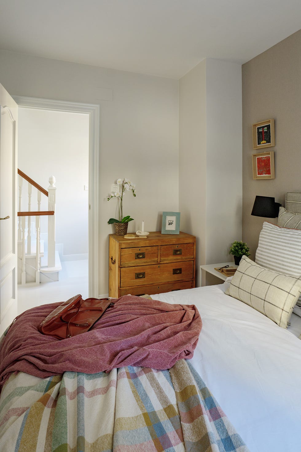 dormitorio con cómoda de madera rústica