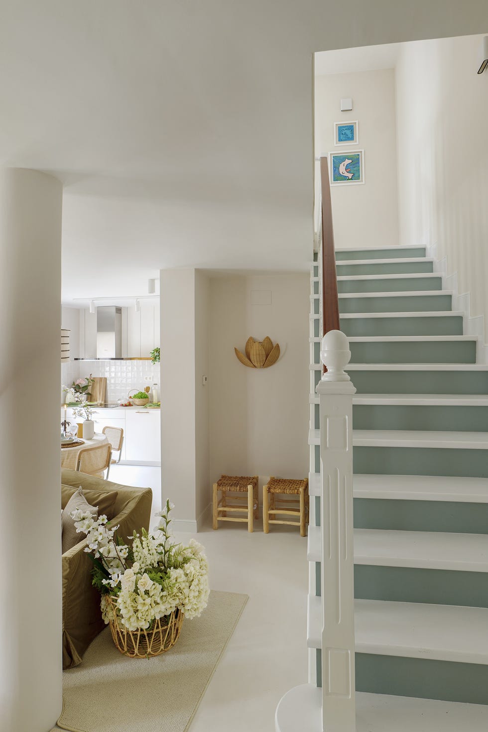 escalera con peldaños blancos
