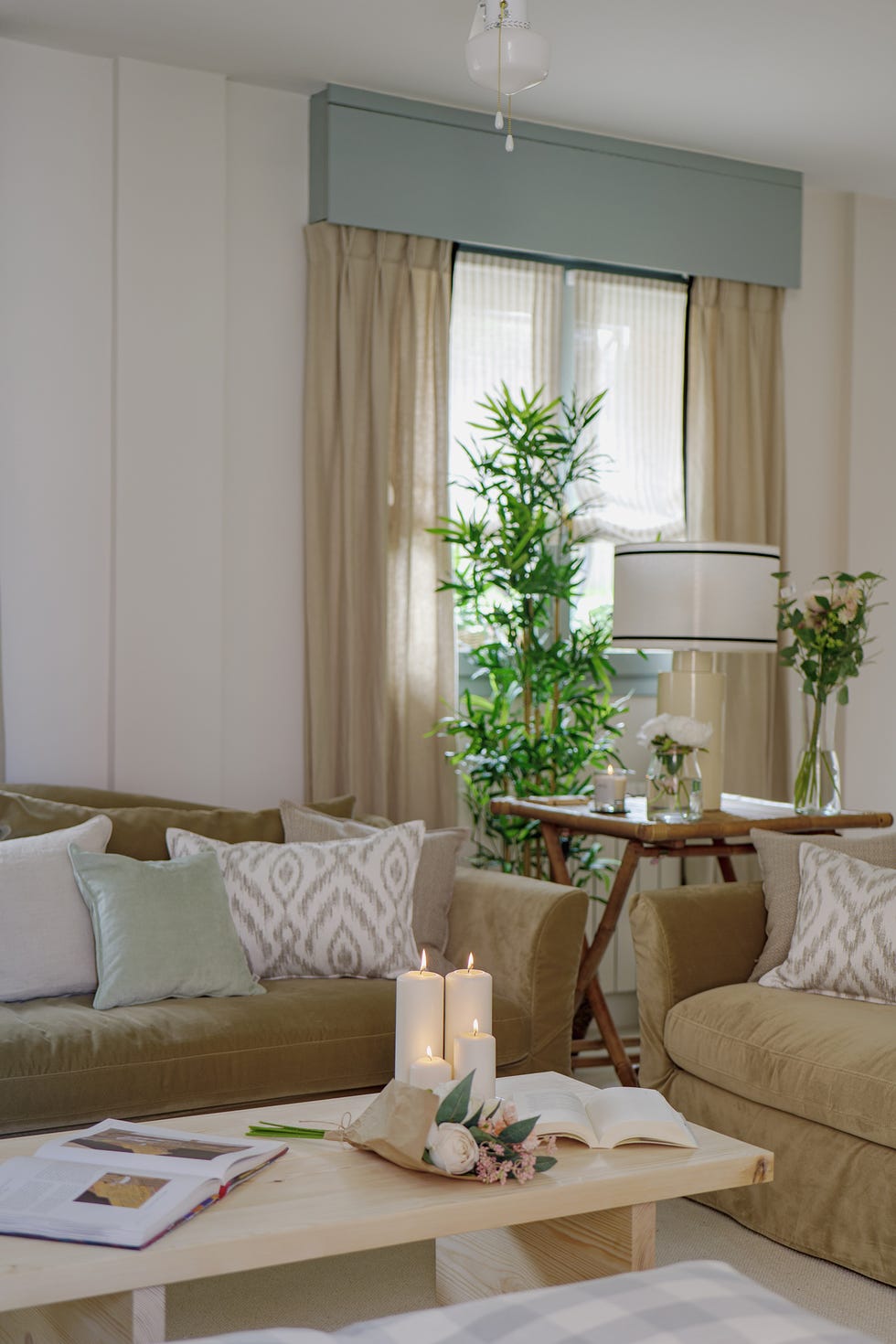 salón con dos sofás de terciopelo y mesa de centro de madera