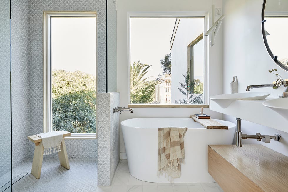 baño en suite con ducha y bañera exenta