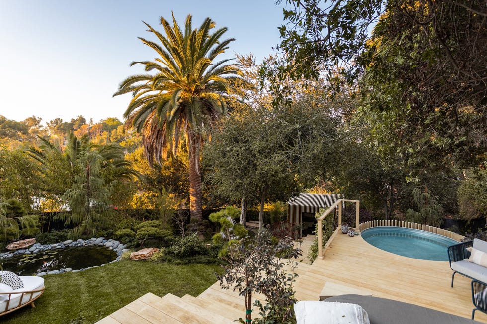 piscina en un tanque metálico y estanque koi en el jardín