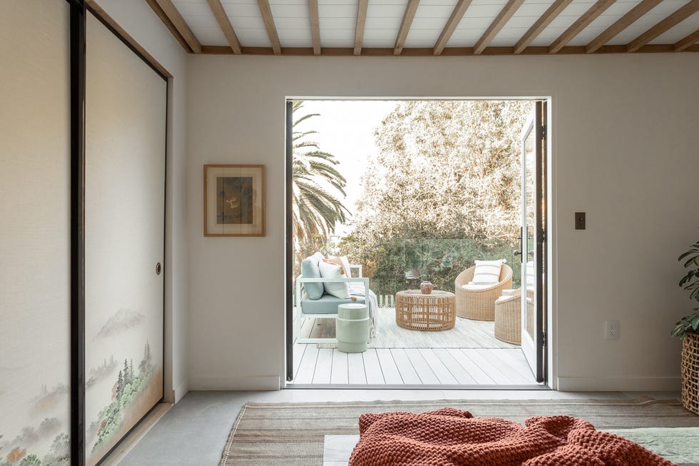 dormitorio de estilo japandi abierto a la terraza