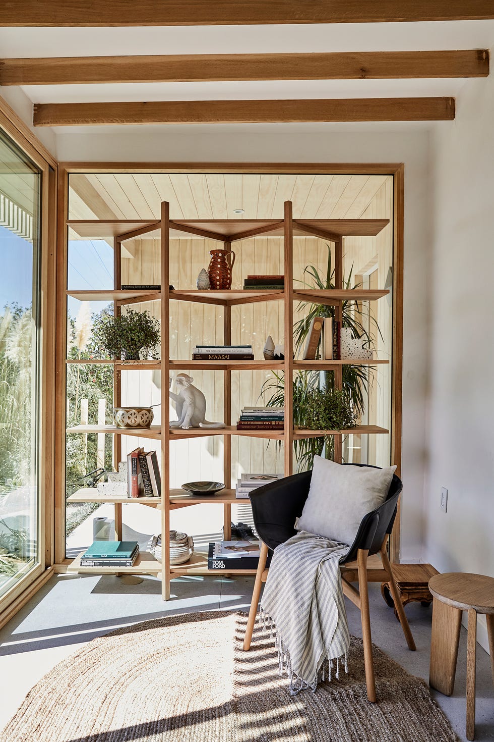 rincón de lectura junto a estantería abierta de madera