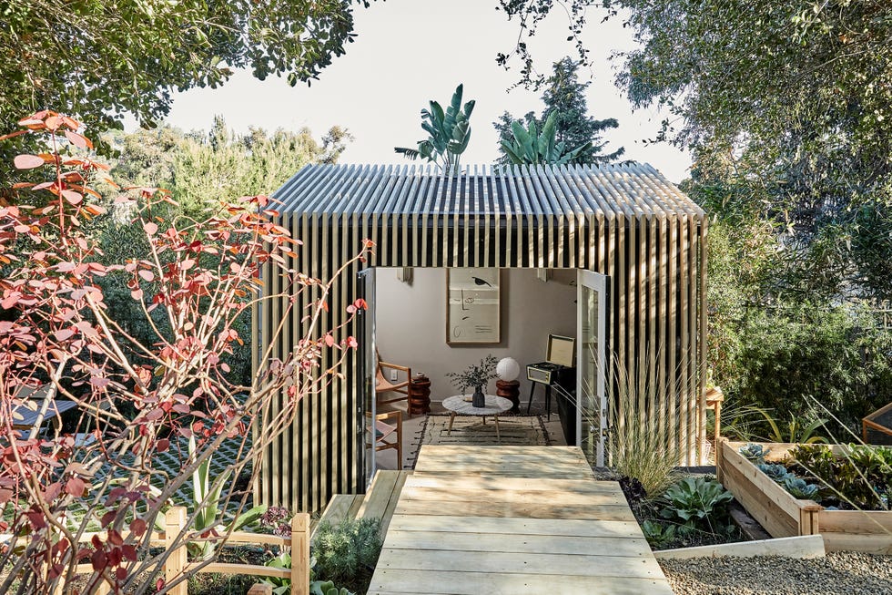 cobertizo moderno en el jardín