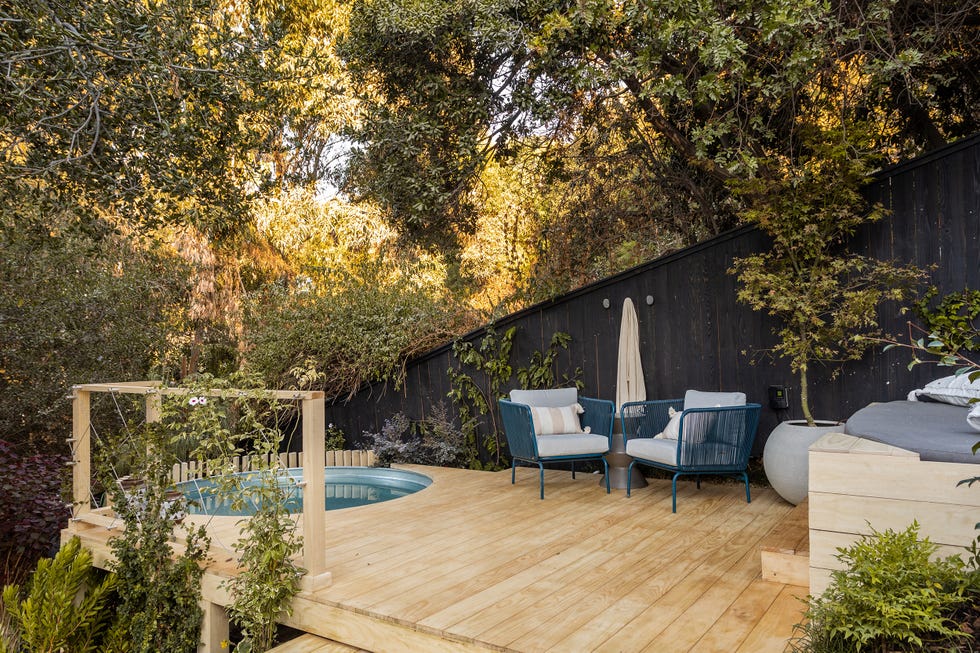 entarimado de madera con piscina y zona de asientos