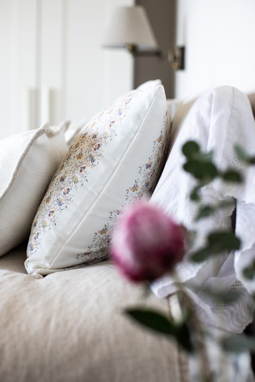 cama con cojines con motivos florales