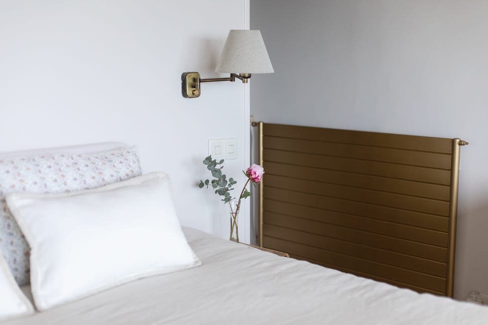 dormitorio decorado en blanco con detalles dorados