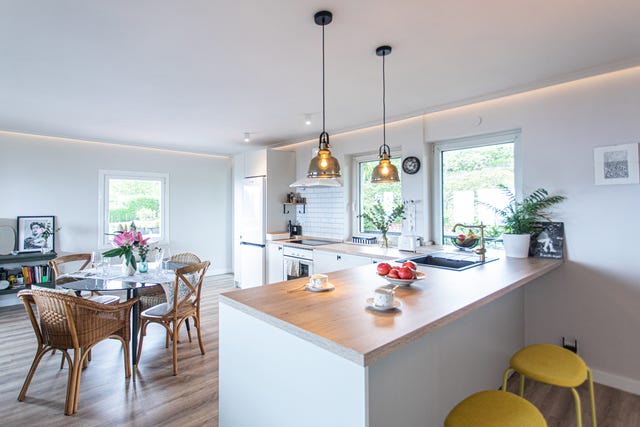 cocina blanca abierta con office