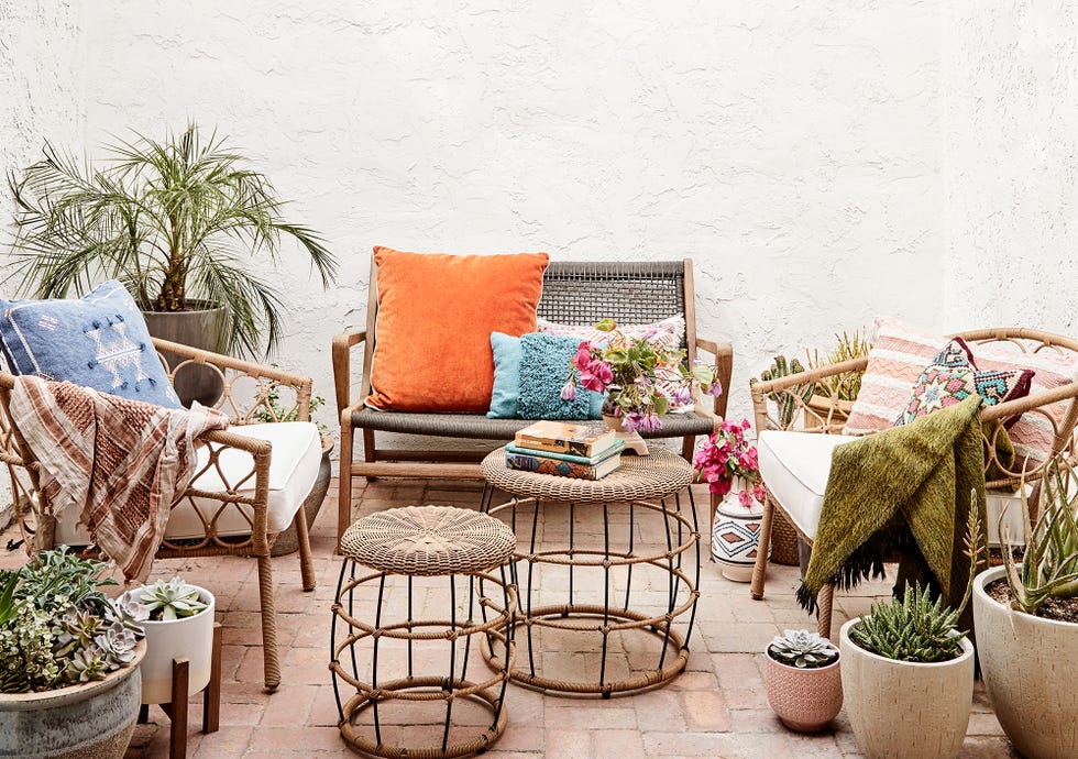 terraza decorada con mobiliario de fibras naturales
