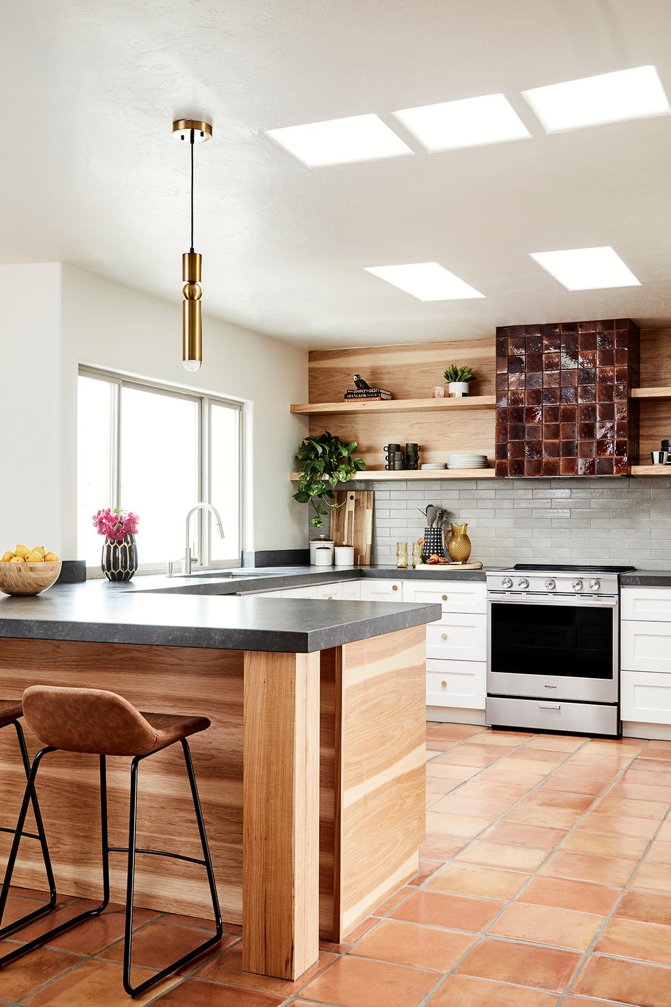 cocina abierta con península de madera