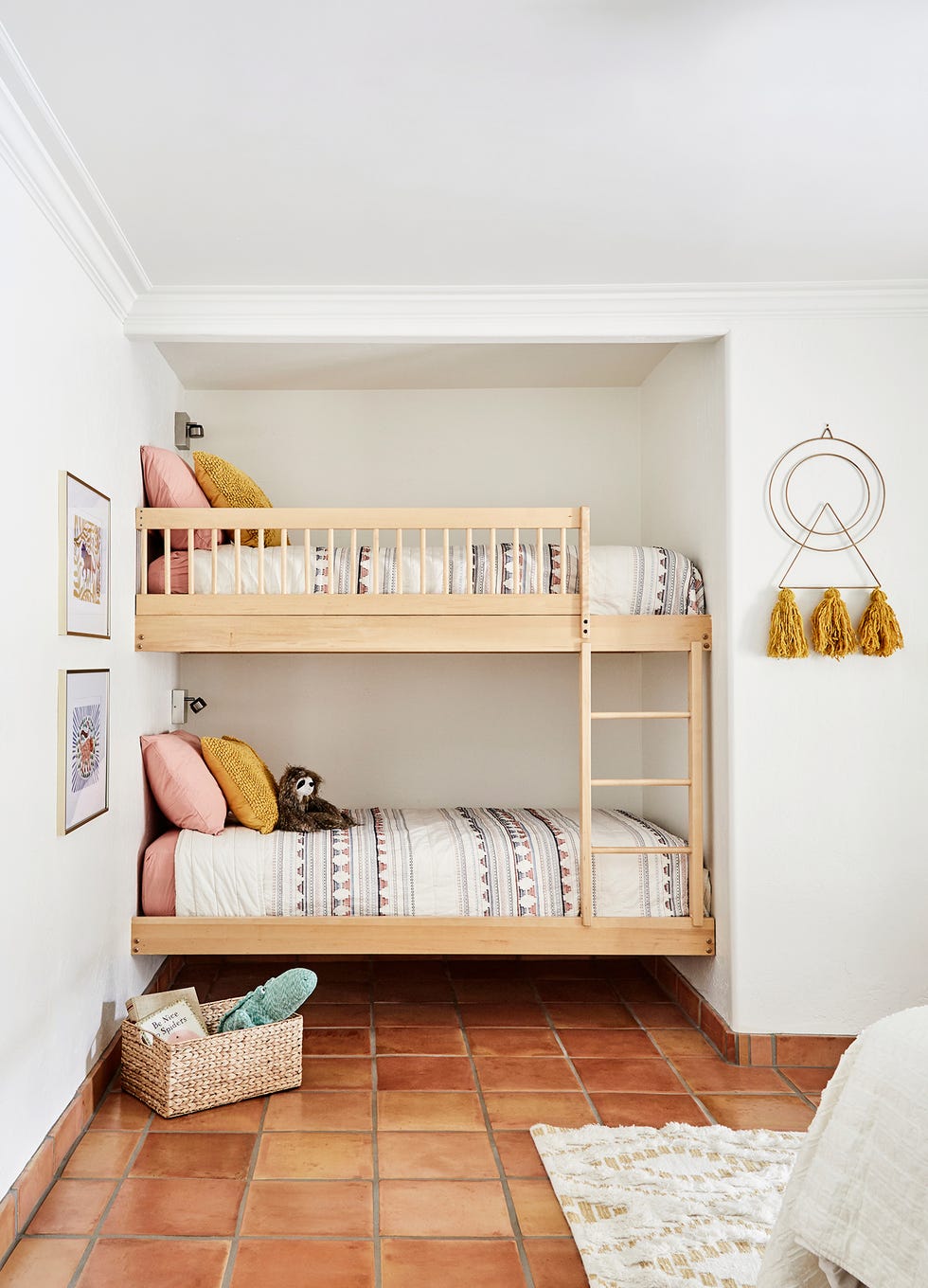 dormitorio infantil con dos literas y decoración de estilo étnico