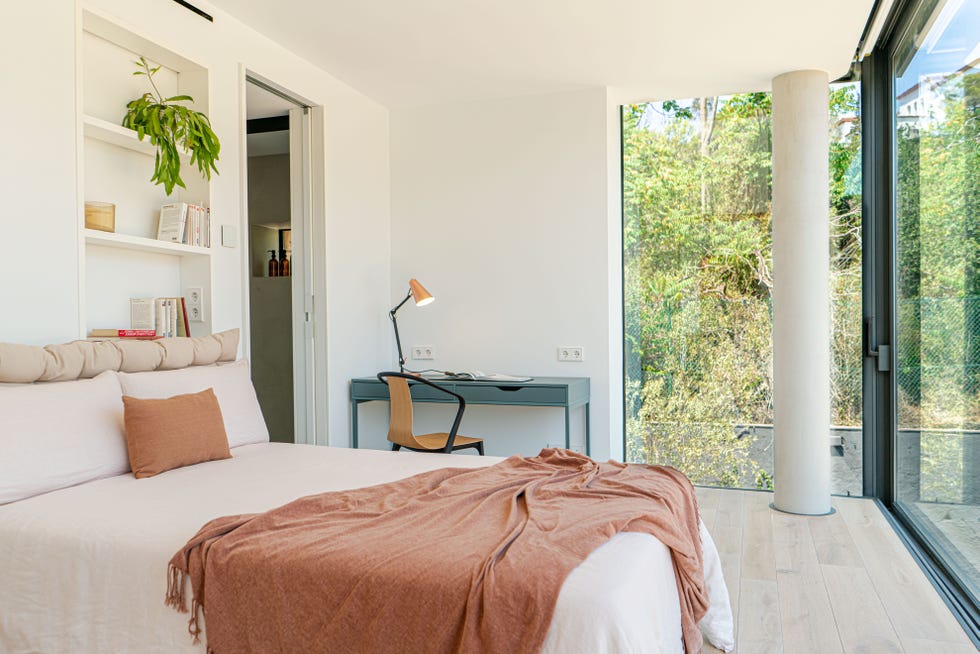 habitación juvenil decorada en blanco con escritorio