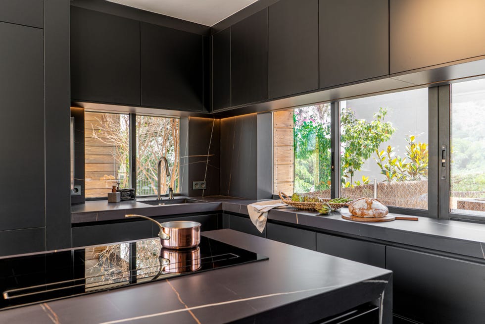 cocina con revestimiento de mármol negro