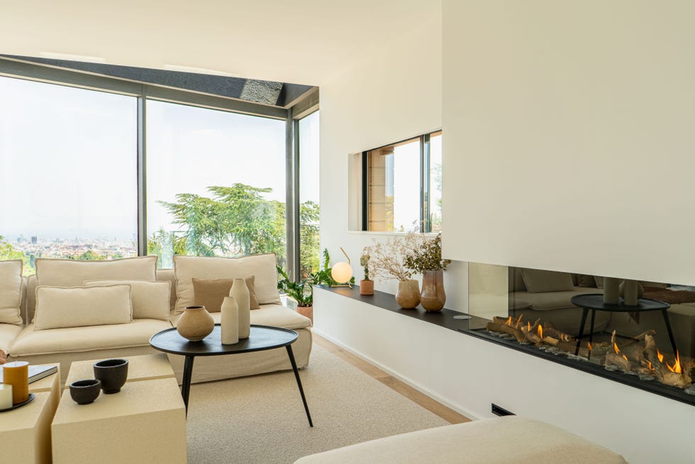 salón con muebles de color crudo y chimenea moderna