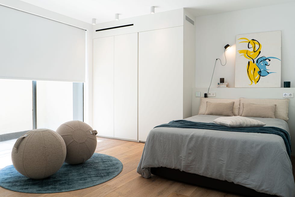 habitación juvenil con muebles blancos