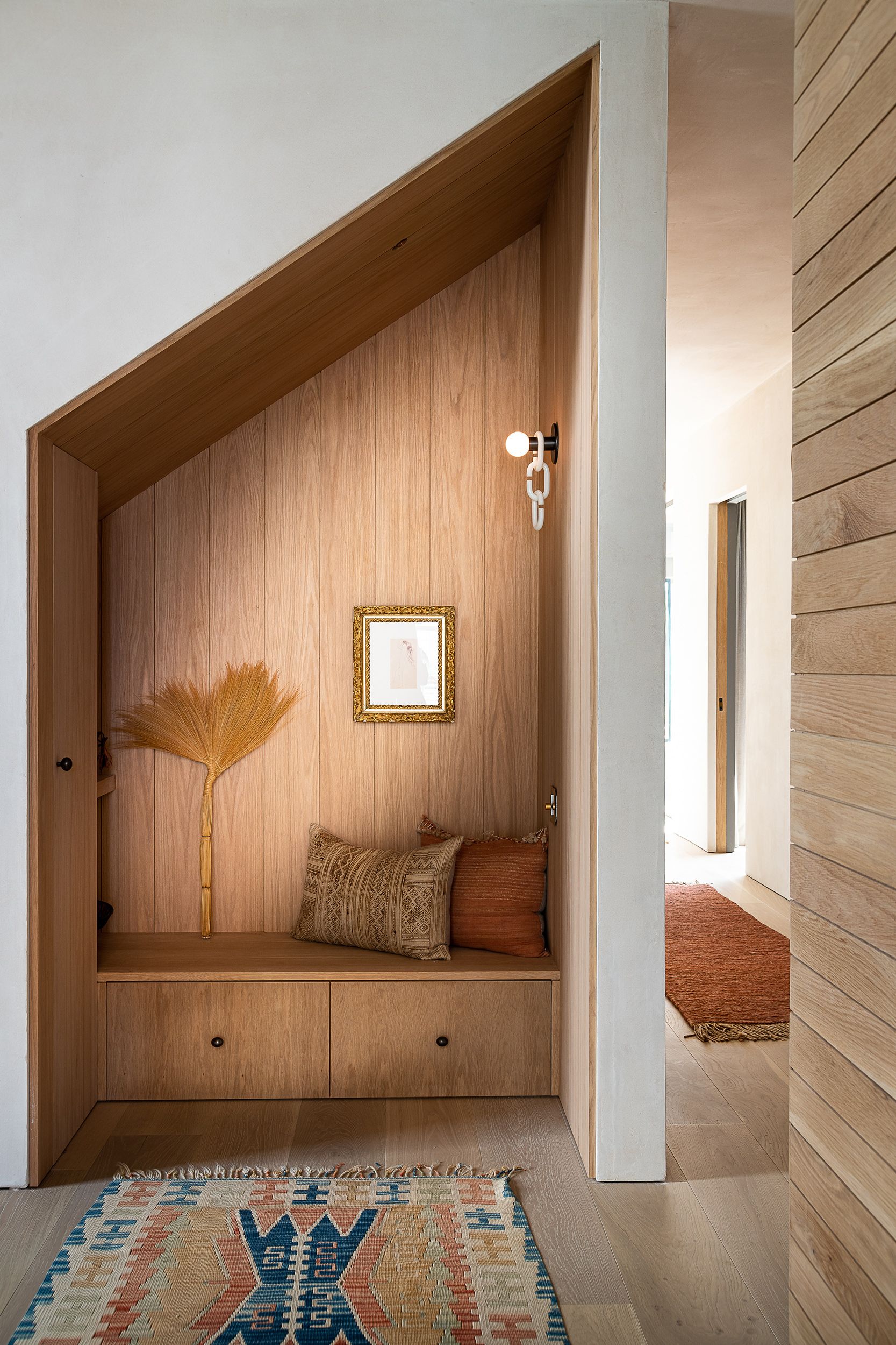 Una casa de madera de diseño moderno con piscina y porche