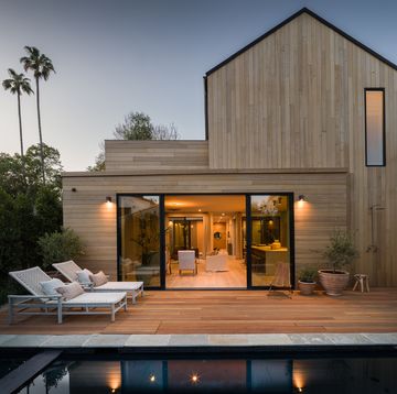casa de madera de diseño moderno con piscina