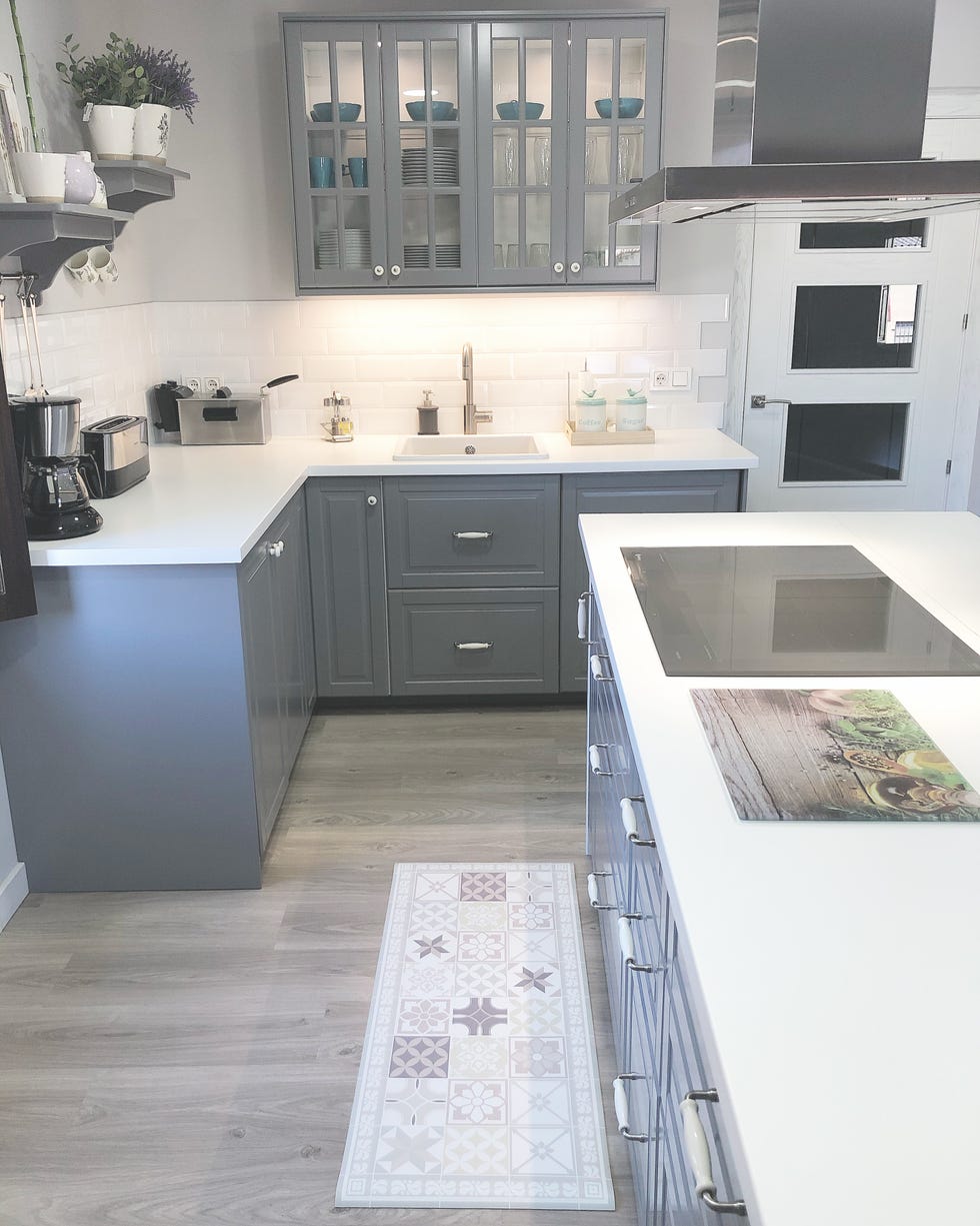 cocina con isla central de estilo nórdico y rústico